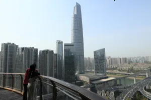 Discover Chongqing’s Mid-mountain Cliff Trail: A Hike Through Urban Beauty